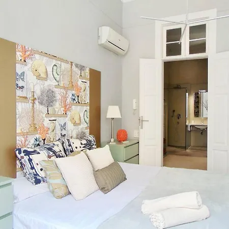 Traditional Townhouse With Private Rooftop Terrace