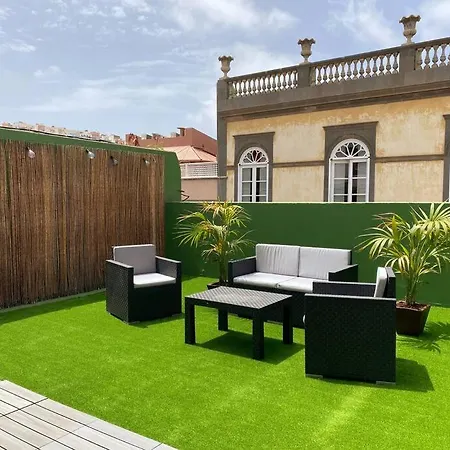 Traditional Townhouse With Private Rooftop Terrace *