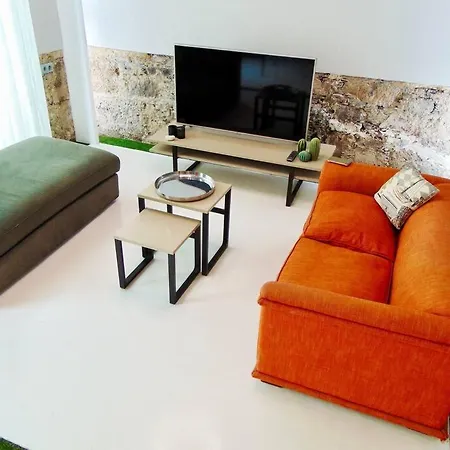 Traditional Townhouse With Private Rooftop Terrace *